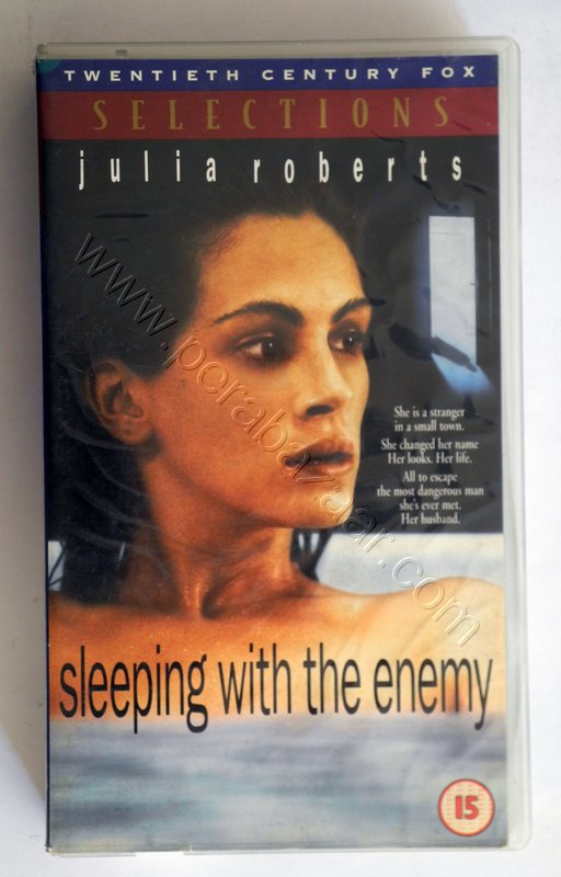 Slepping With The Enemy, Julia Robbets